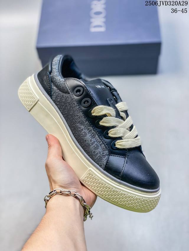 公司级！Dior迪奥 B33运动鞋 秋季新品，重新诠释经典的网球鞋，时尚的廓形突显厚实感。采用棕色和奶油白色提花面料精心制作，饰以 Oblique 印花，搭配绒