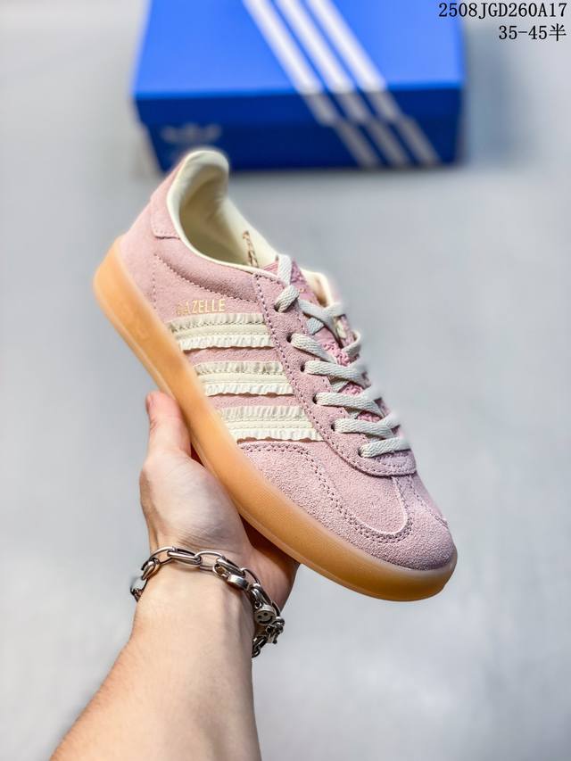 Adidas Originals Gazelle Indoor 粉色 此款鞋延续了橡胶外底和经典款式的传统。优质绒面革鞋面和标志性的3条纹采用明亮的对比色，为久