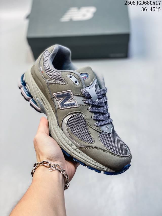 新百伦 New Balance 2002R 跑鞋 男女运动鞋厚底老爹鞋。沿袭了面世之初的经典科技，以 Encap 中底配以升级版 N-Ergy 缓震物料。鞋面则