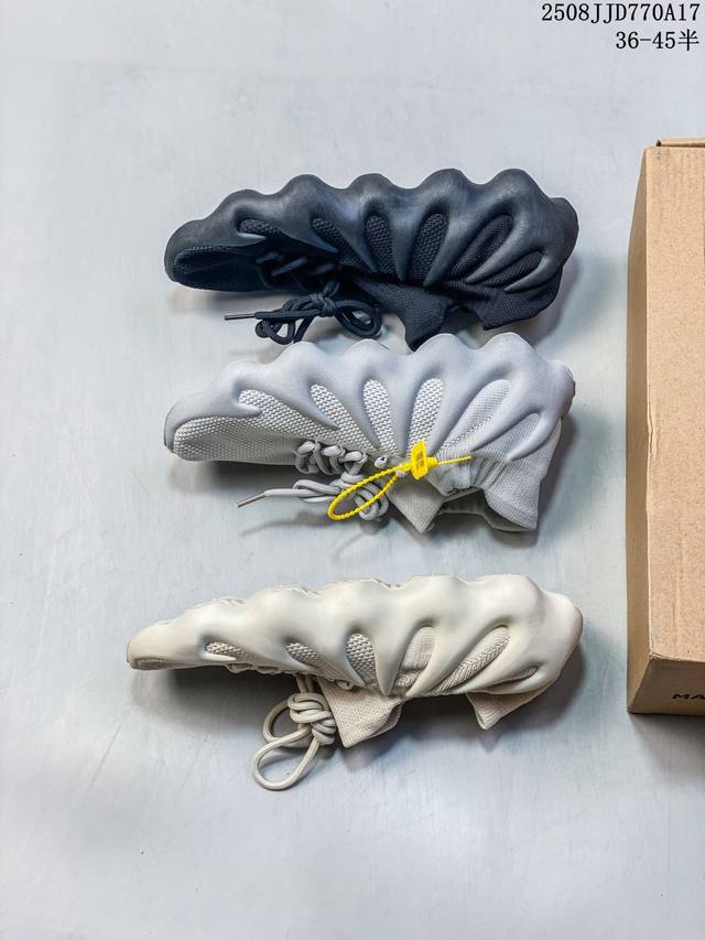 阿迪达斯 Adidas Yeezy 450 侃爷椰子 贾斯丁比伯同款 编织袜套鞋 该系列搭配夸张的锯齿中底设计 独特的上翻结构十分符合各路球鞋玩家给他的爱称 中