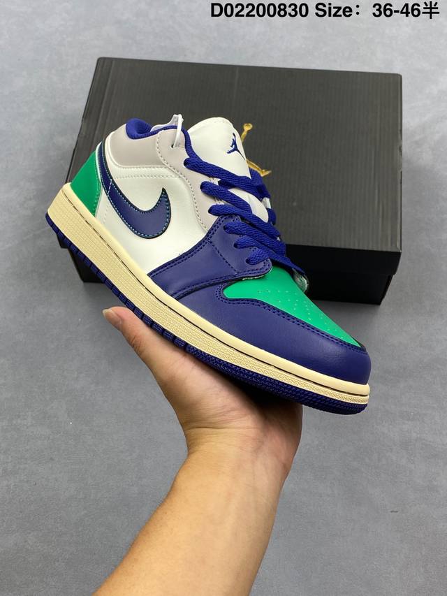 Air Jordan 1 Low 低帮 紫白色 Aj1 乔丹1代 Aj1 乔1 低邦 紫白色 乔丹篮球鞋系列 鞋身整体采用白色皮革材质打造，搭配深紫色框架覆盖层