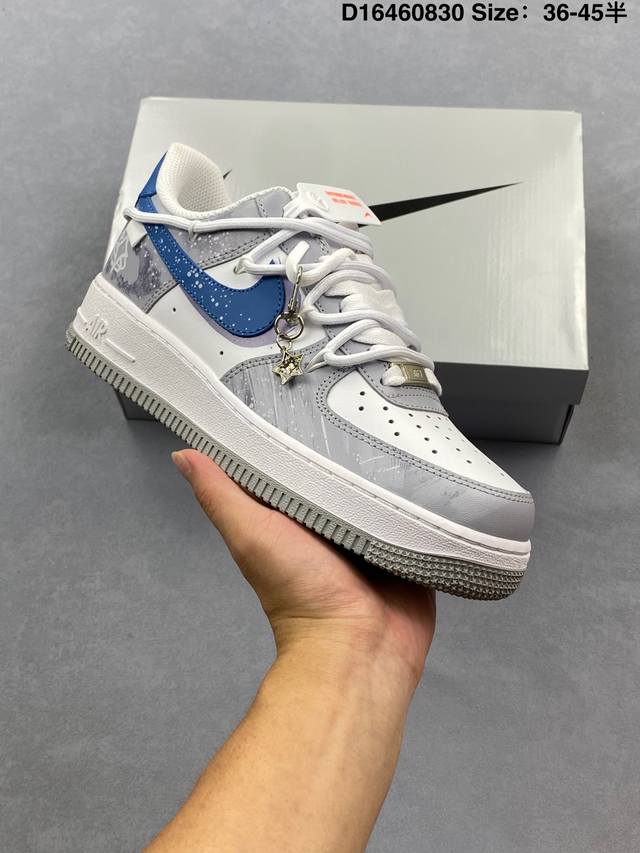 Air Force 1 '07 Low 原楦头原纸板 打造纯正空军版型 #专注外贸渠道 全掌内置蜂窝气垫 #原盒配件 原厂中底钢印、拉帮完美 官方同步上架 货号