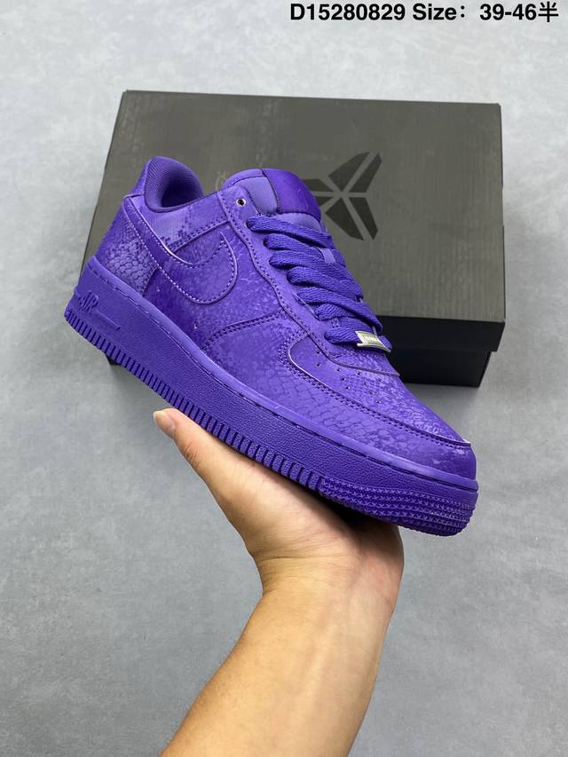 耐克Nike Air Force 1’07空军一号低帮百搭休闲运动板鞋。柔软、弹性十足的缓震性能和出色的中底设计，横跨复古与现代的外型结合，造就出风靡全球三十多