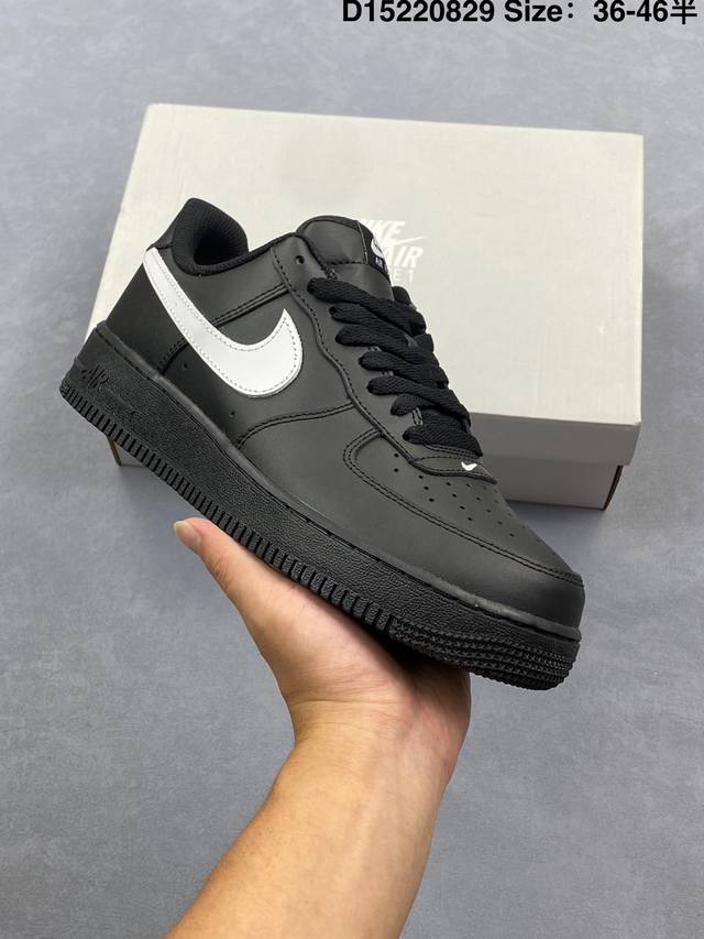 真标耐克Nike Air Force 7空军一号低帮百搭休闲运动板鞋。柔软、弹性十足的缓震性能和出色的中底设计，横跨复古与现代的外型结合，造就出风靡全球三十多年