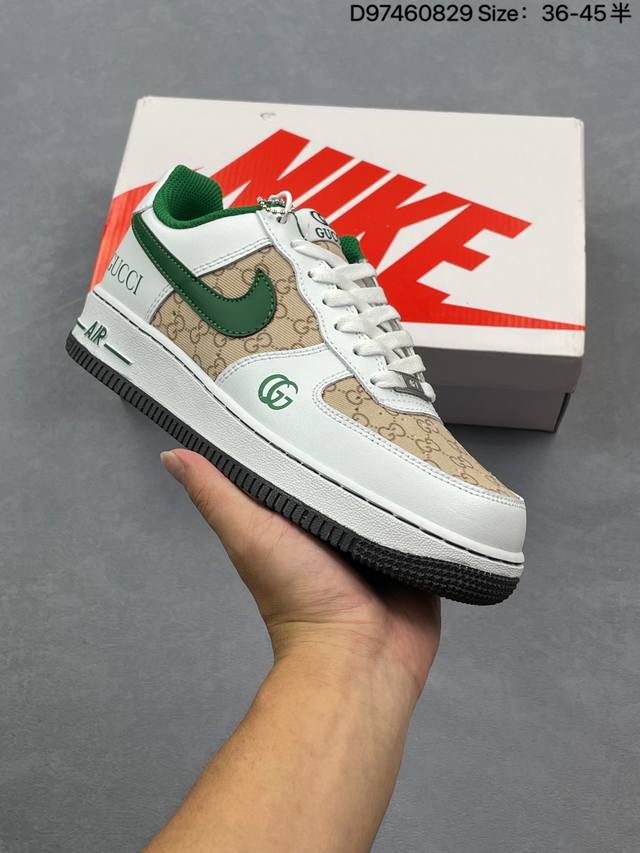 耐克Nike Air Force 1’07空军一号低帮百搭休闲运动板鞋。柔软、弹性十足的缓震性能和出色的中底设计，横跨复古与现代的外型结合，造就出风靡全球三十多