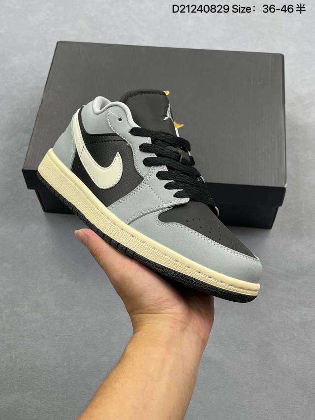 真标带半码 Air Jordan 1 Low Sail 低帮 帆白灰 Aj1 乔丹1代 Aj1 乔1 低邦 米灰红 乔丹篮球鞋系列 鞋身整体以优质白色皮革面料打