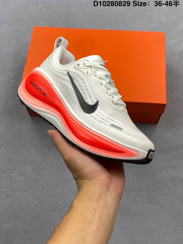 Nike Vomero Plus 耐克 舒适减震防滑 低帮跑步鞋 全掌Reactx泡绵中底 前掌和后跟还配备了Air Zoom气垫单元 据说跑起来更快更舒适哦
