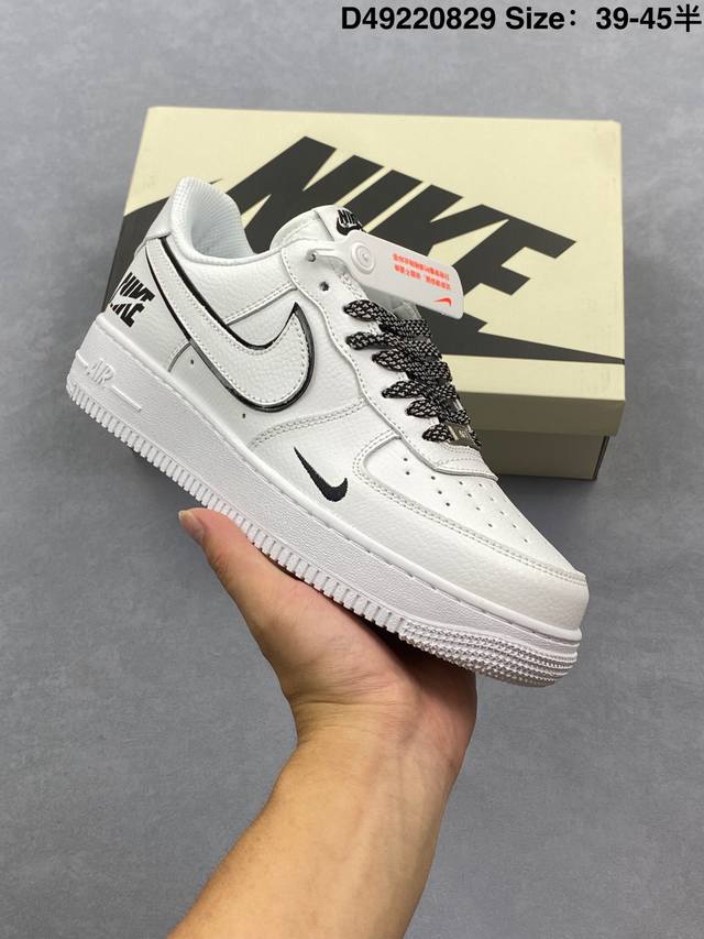 耐克Nike Air Force 7空军一号低帮百搭休闲运动板鞋。柔软、弹性十足的缓震性能和出色的中底设计，横跨复古与现代的外型结合，造就出风靡全球三十多年的F
