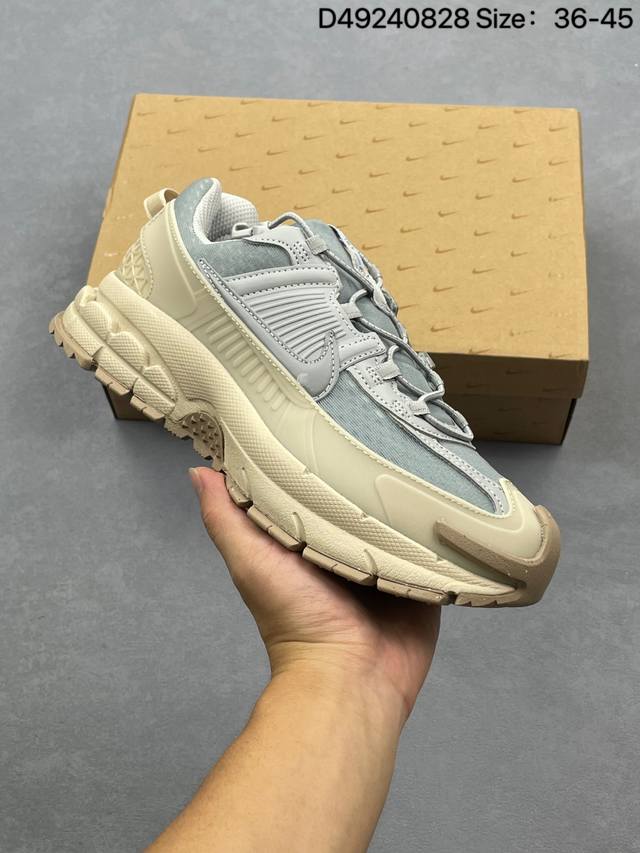 耐克Nike Zoom Vomero Roam马拉松复古跑五代休闲运动慢跑鞋 厚底增高老爹鞋。采用环保纤维革饰片组合网眼布鞋面材质 升级正确后跟Tpu加固 耐弯