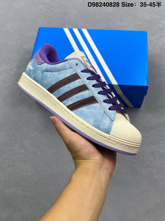 阿迪达斯Adidas Originals Superstar 贝壳头经典百搭休闲运动板鞋。 70年代诞生之初Superstar就定位于低帮篮球鞋，由于贝壳头的包