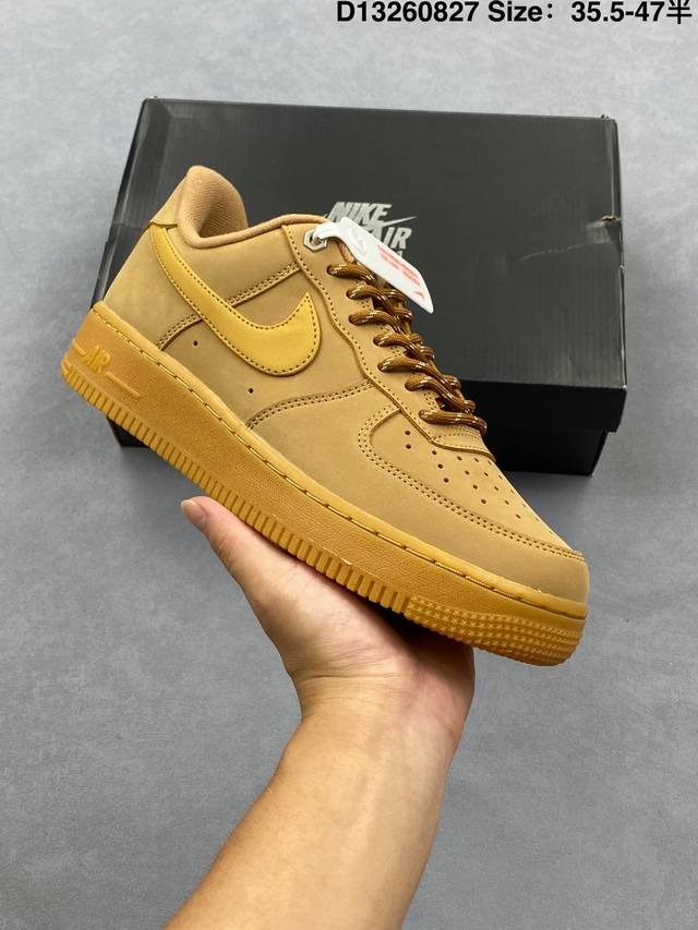 耐克Nike Air Force 7空军一号低帮百搭休闲运动板鞋。柔软、弹性十足的缓震性能和出色的中底设计，横跨复古与现代的外型结合，造就出风靡全球三十多年的F