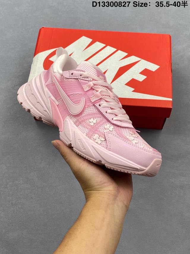 Nike 耐克 V2K Run 减震防滑 复古低帮运动跑步鞋 超火复古跑鞋，采用太空革组合呼吸网眼布鞋面材质，搭载正确4层组合底模，嵌入Tpu加固稳定模块,双层