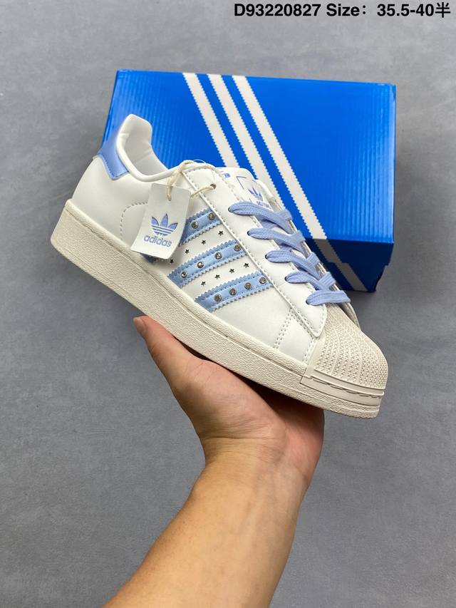 阿迪达斯Adidas Originals Superstar 贝壳头经典百搭休闲运动板鞋。 70年代诞生之初Superstar就定位于低帮篮球鞋，由于贝壳头的包