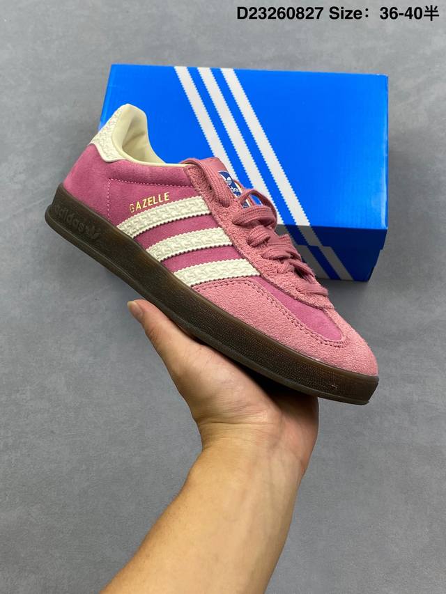 阿迪达斯 Adidas Originals Gazelle Indoor复古三叶草防滑透明橡胶板鞋经典运动鞋。这款经典鞋,忠于原版设计,缀撞色三条纹和鞋跟饰片。