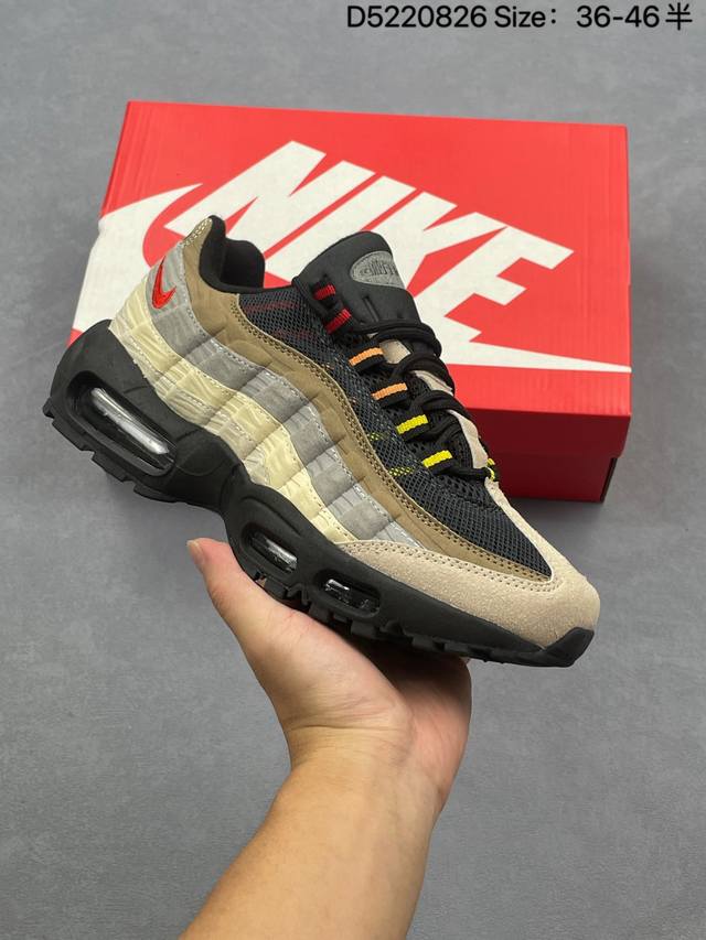 真标Nike Air Max 95 Sp 耐克 气垫复古慢跑百搭鞋休闲运动鞋 这双鞋采用前脚掌开窗式气垫 这种设计在当时是前所未有的 鞋带孔的设计灵感来自人体肋
