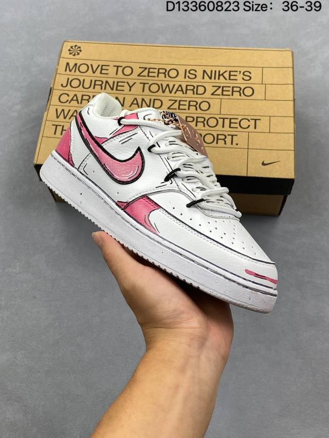 耐克Nike Court Vision Low 校园风低帮复古篮球板鞋男女运动鞋。延续80年代复古篮球鞋，添加学院风细节。皮革组合鞋面，利落风格，重现复古篮球风