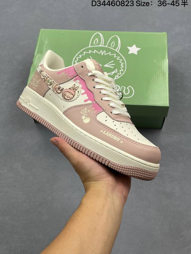 耐克 Nike Air Force 1 ’07 空军一号低帮百搭休闲运动板鞋。柔软、弹性十足的缓震性能和出色的中底设计，横跨复古与现代的外型结合，造就出风靡全球