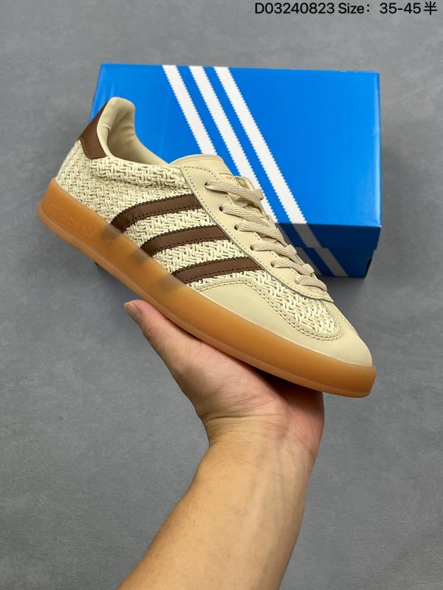阿迪达斯Adidas Originals Gazelle Indoor 三叶草复古防滑耐磨低帮板鞋 Hq8717 鞋款采用柔软的绒面革和耐用的皮革衬里融合在橡胶