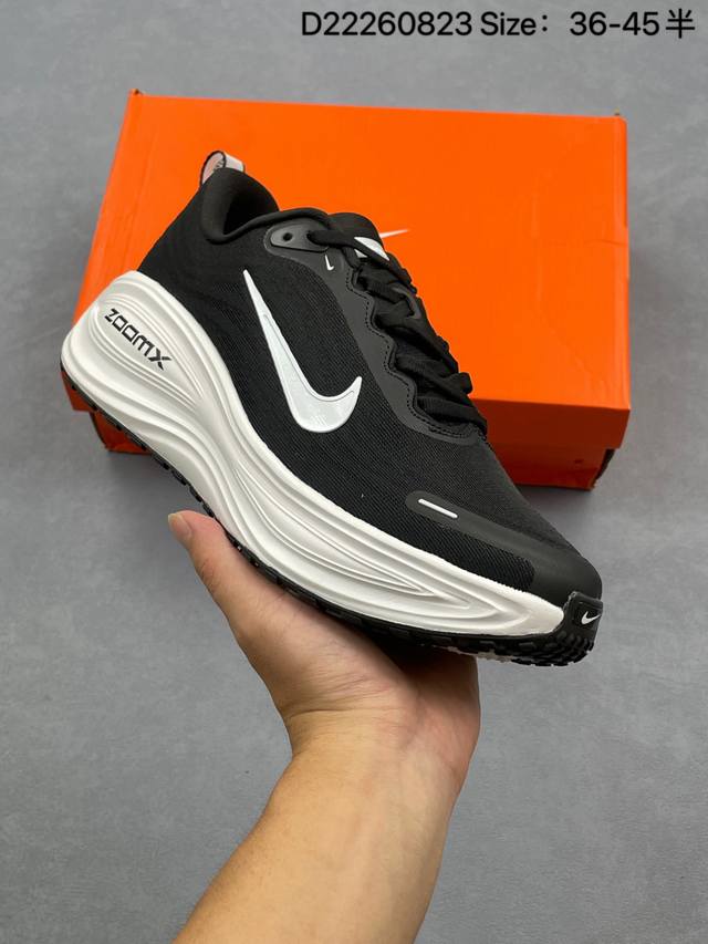 Nike Vomero Plus 耐克 舒适减震防滑 低帮跑步鞋 全掌Reactx泡绵中底 前掌和后跟还配备了Air Zoom气垫单元 据说跑起来更快更舒适哦