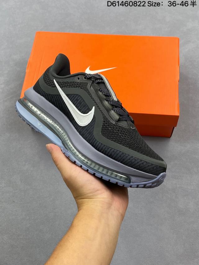 公司级 Nike Pegasus Premium跑步鞋 使用了新型的缓震材料 脚感偏韧 后跟有加厚的海绵填充 鞋子前掌和后掌做了加宽设计 增加了跑步时的稳定性