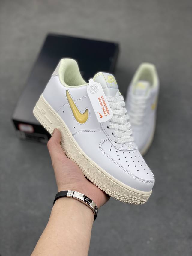 工厂P套现 福利特价 原本地200版本 Nike Air Force 1 '07 Lx 男女子空军一号运动鞋，助你耀动街头，尽显柠檬般清新魅力。奶白色鞋面和水洗