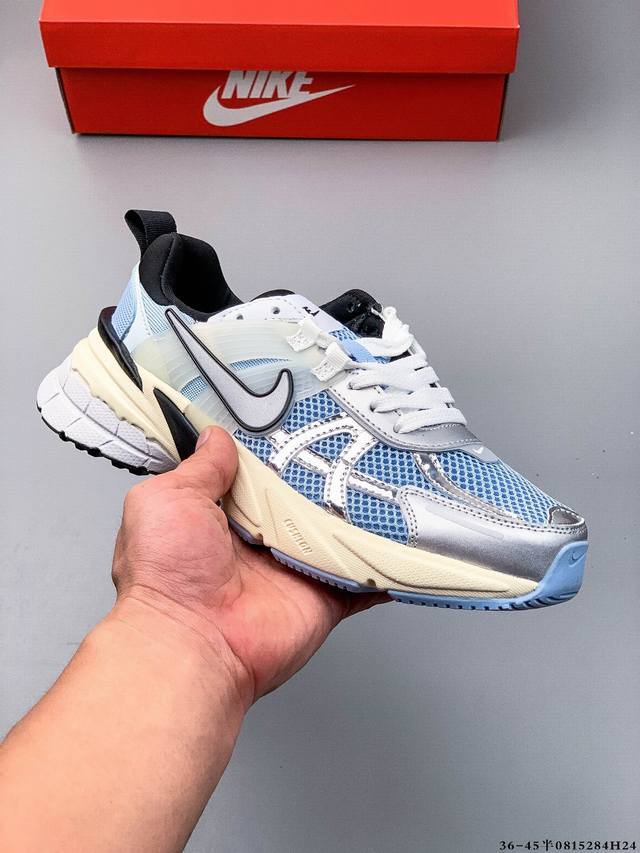 耐克Nike V2K Run新款百搭休闲跑步鞋 复古风潮 网面透气 紧致的鞋面材质提供良好的包裹性 鞋侧 Swoosh以及鞋头部分搭配增添不少亮点的镀铬细节 鞋