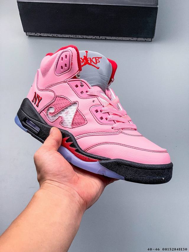 Air Jordan 5 Retro Oreo Aj5 高帮篮球鞋 可视Air气垫+Pu中底，为运动中的起跳、急停和落地等场上动作提供可靠保护，即使在面对如今更