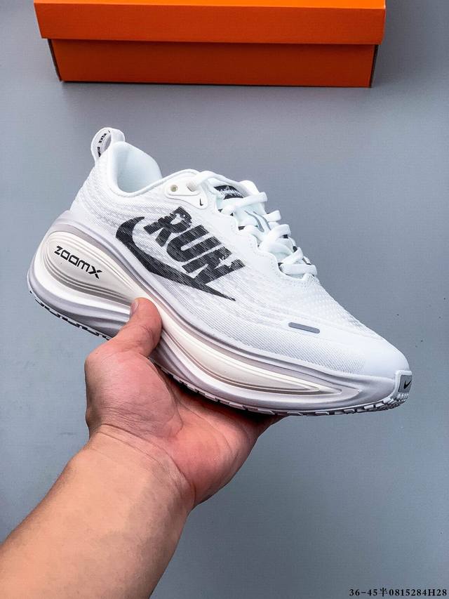Nike Vomero 18 Plus 耐克 舒适减震防滑 低帮跑步鞋 全掌Reactx泡绵中底 前掌和后跟还配备了Air Zoom气垫单元 据说跑起来更快更舒