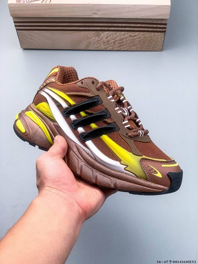 公司级！Pharrell Williams 与 Adidas 在巴黎时装周上揭晓了全新鞋款Adidas Jellyfish 水母 。Jellyfish 鞋款是从