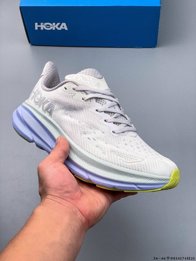Hoka One One 克利夫顿9 轻量级缓震跑步鞋！鞋款延续克利夫顿的最佳品质，继续呈现极致柔软和超凡轻盈的完美组合。 全新的鞋面加大透气网孔，提升后跟部位