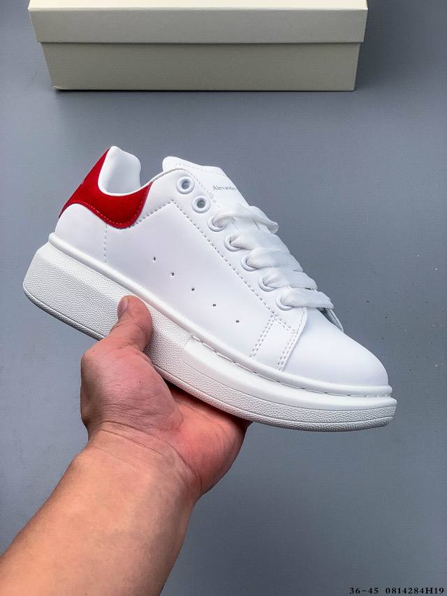 Alexander Mcqueen 麦昆 经典款 想不出有任何理由不收它！面料采用进口丝绸亚光原版牛皮 最新材料 水染羊皮内里，牛皮垫脚 原版大底 回弹度极佳