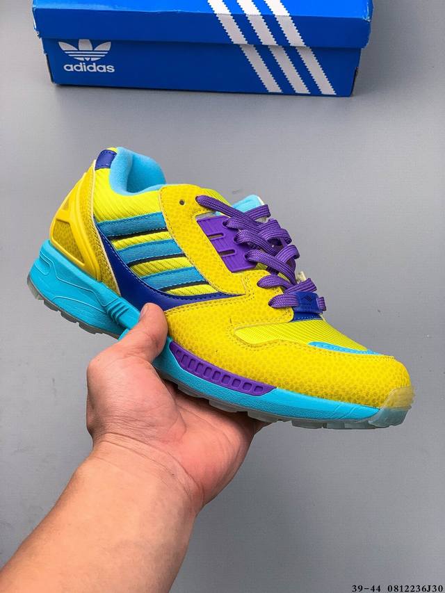 阿迪达斯Adidas Zx8000缓震运动鞋轻便透气休闲鞋 自 0年代中期问世以来，Zx 8000受到了众多收藏家的追捧。现在，你也有机会感受它的魅力。穿上这款