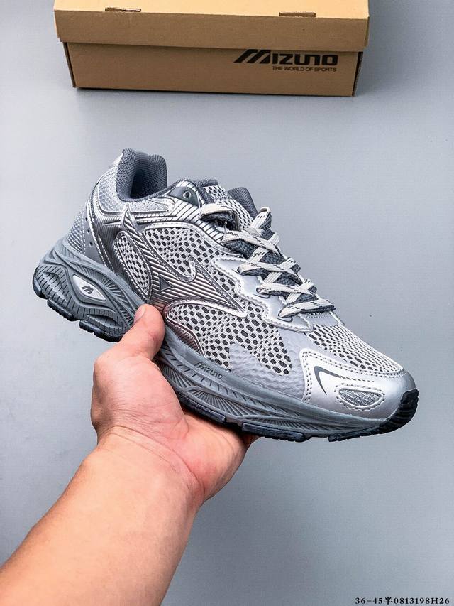 美津浓Mizuno Racer S 软底轻便缓震运动跑步鞋！ Racer S以其软底、轻便和反光特点受到许多跑者的青睐。这款鞋子采用了加厚鞋底和轻质Eva中底设