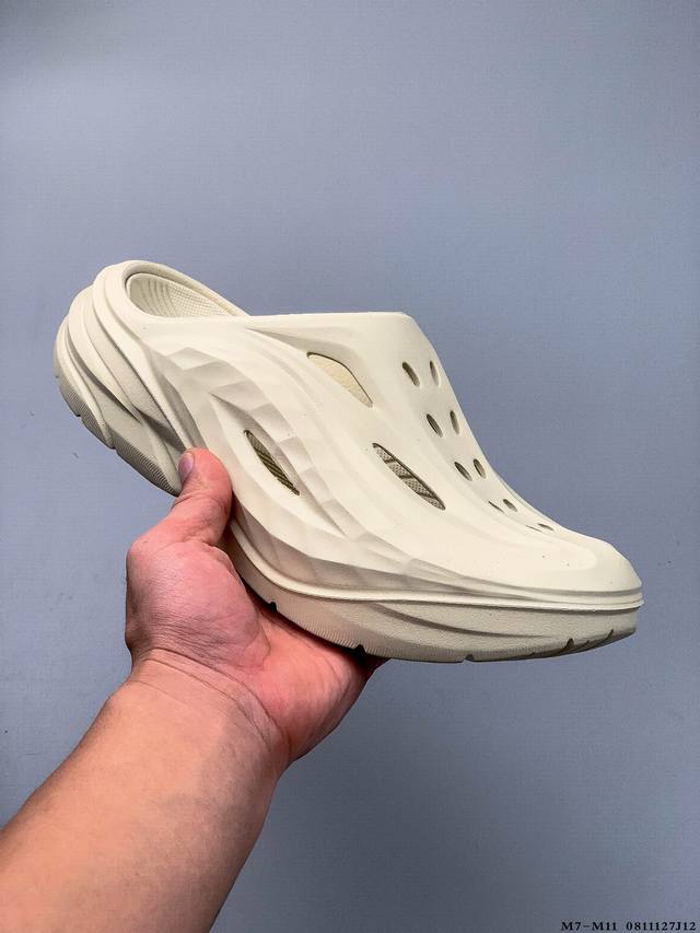 Hoka One One夏奥拉Mule户外缓震拖鞋。流线型融合极简美学，包头鞋面，对脚掌有更好的包裹性，也满足防碰撞的功能性。鞋面多处开孔的气流通道，有助于空气