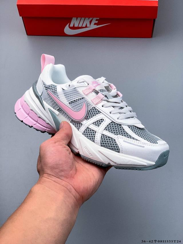 耐克Nike V2K Run新款百搭休闲跑步鞋 复古风潮 网面透气 紧致的鞋面材质提供良好的包裹性 鞋侧 Swoosh以及鞋头部分搭配增添不少亮点的镀铬细节 鞋