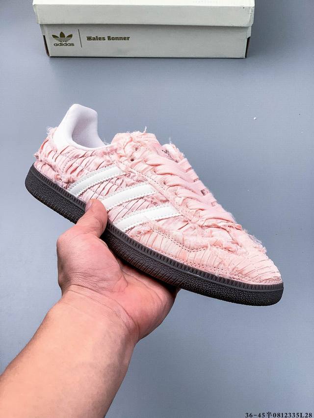 公司级！Adidas Samba Og 经典鞋款 Adidas 近70年的经典Samba Og 修长的鞋楦,略微尖尖的鞋头,翻毛皮的鞋头拼接,这些我们都看得到的