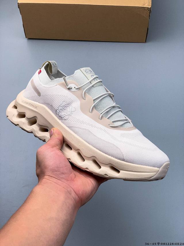 Loewe X On昂跑Cloud Tilt 罗意威 联名轻量运动休闲鞋！杨幂同款，脚感很舒服，鞋底柔软且包裹性好，上脚显腿长，不用系鞋带很方便～ 不管休闲还是