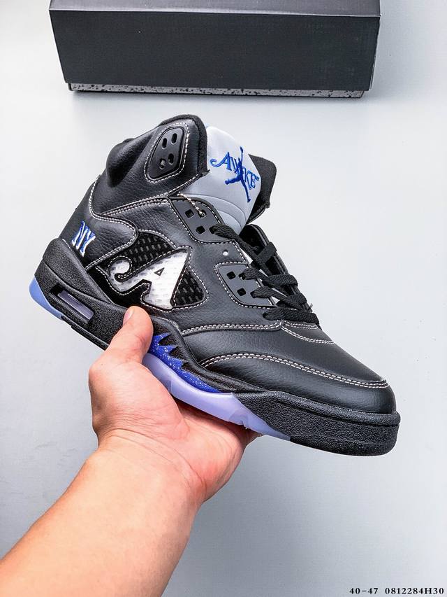 Air Jordan 5 Retro Oreo Aj5 高帮篮球鞋 可视Air气垫+Pu中底，为运动中的起跳、急停和落地等场上动作提供可靠保护，即使在面对如今更