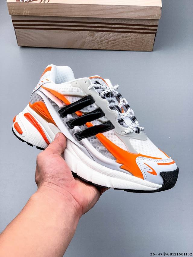 公司级！Pharrell Williams 与 Adidas 在巴黎时装周上揭晓了全新鞋款Adidas Jellyfish 水母 。Jellyfish 鞋款是从