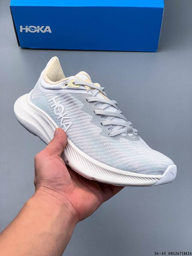 Hoka One One Solimar 轻量化缓震运动休闲跑步鞋！中底采用品牌特有的 Eva 材料，提供极好的缓冲和舒适的跑步体验。鞋面材质透气，有助于保持脚