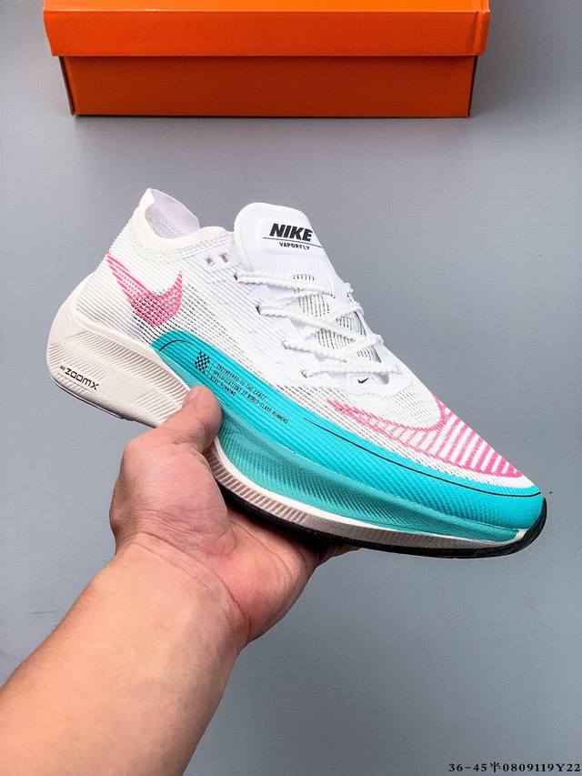 耐克Nike Zoomx Vaporfly Next% 轻质马拉松运动跑鞋。利用各种大数据打造鞋底，创造了一种全新的轻质材料，并在保持鞋子重量不变的情况下增加了