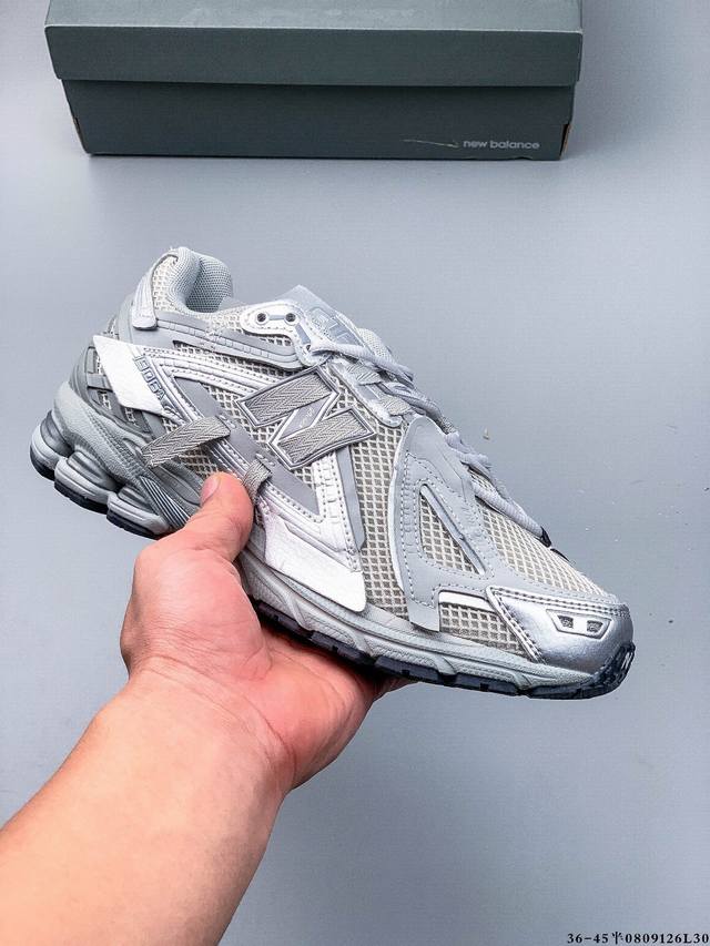 New Balance M1906Ri Nb宝藏老爹鞋款，复古元素叠加，质感超级棒，楦版型材料细节做工精细，货如实拍图 作为Nb最经典的档案鞋型之一，与 2一样