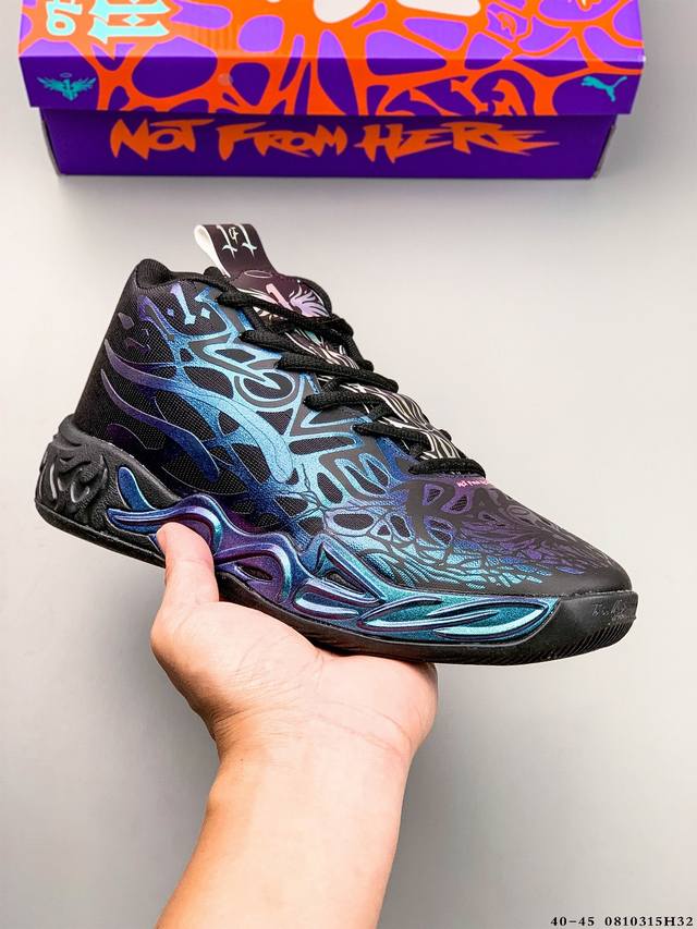 彪马Mb4× Puma 四代拉梅洛鲍尔球鞋 4代 中帮实战减震篮球鞋。延续了拉梅洛 鲍尔那张扬的个性风格，甚至在鞋面的纹理上有了更为 “狂野” 的视觉表现。Mb