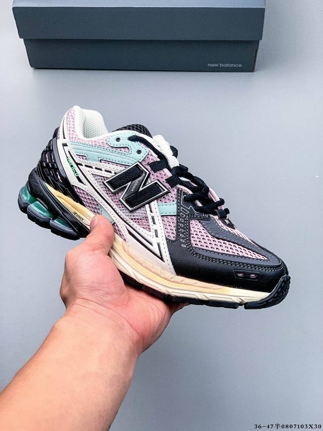 New Balance M1906Ri Nb宝藏老爹鞋款，复古元素叠加，质感超级棒，楦版型材料细节做工精细，货如实拍图 作为Nb最经典的档案鞋型之一，与 2一样