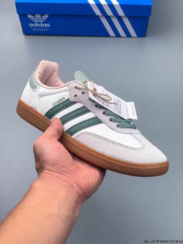 二层真标！Adidas Samba Og 经典鞋款 Adidas 近70年的经典Samba Og 修长的鞋楦,略微尖尖的鞋头,翻毛皮的鞋头拼接,这些我们都看得到
