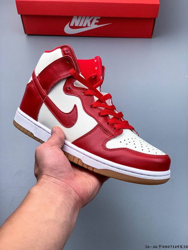 耐克 Nike Dunk Sb High 高帮系列休闲运动板鞋。加厚鞋舌的填充，使舒适性大大提升，同时也更方便穿脱；中底部分则加入了脚感柔软舒适Zoom Air