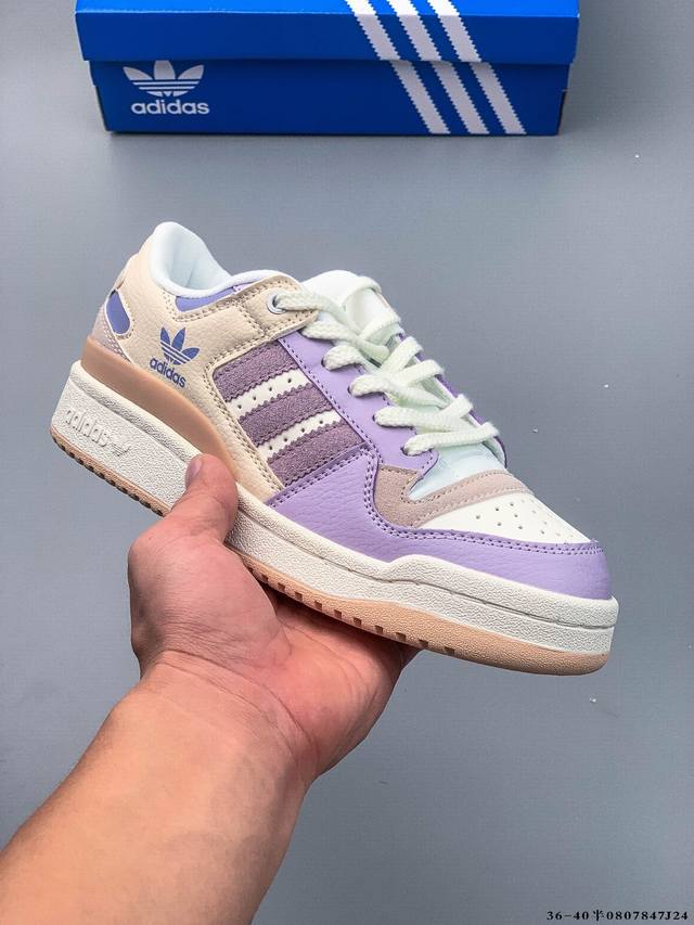 阿迪达斯 Adidas Originals Forum 84 Low Adv 低帮百搭潮流休闲运动板鞋。以复古篮球鞋的外形为基础，采用皮革拼接，简约百搭，更加贴