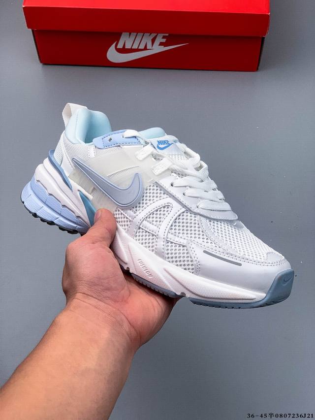 耐克Nike V2K Run新款百搭休闲跑步鞋 复古风潮 网面透气 紧致的鞋面材质提供良好的包裹性 鞋侧 Swoosh以及鞋头部分搭配增添不少亮点的镀铬细节 鞋