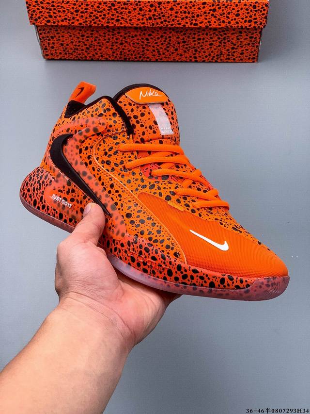 Nike React Hyperset 2 Se 轻便平衡低帮训练运动鞋 Hyperset系列可为您在室内球场上打篮球，排球，羽毛球和其他运动提供出色的牵引力。