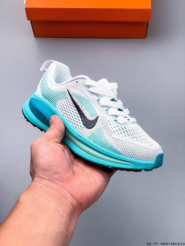 Nike Air Zoom Vomero 18 缓震透气休闲慢跑鞋小童鞋 新版Vomero结合全新Zoomx和Reactx泡绵 提供双重缓震效果 铸就非凡迈步体